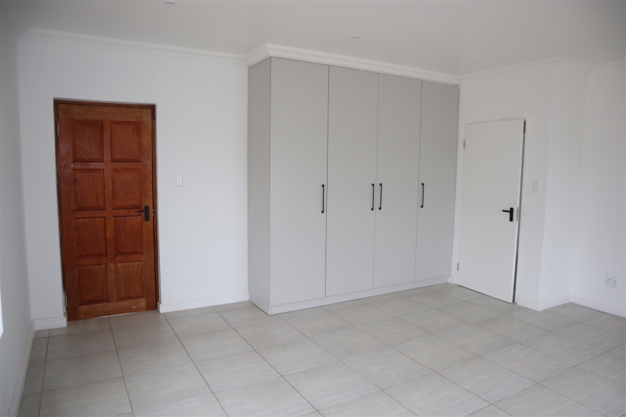 5 Bedroom Property for Sale in Wavecrest Eastern Cape